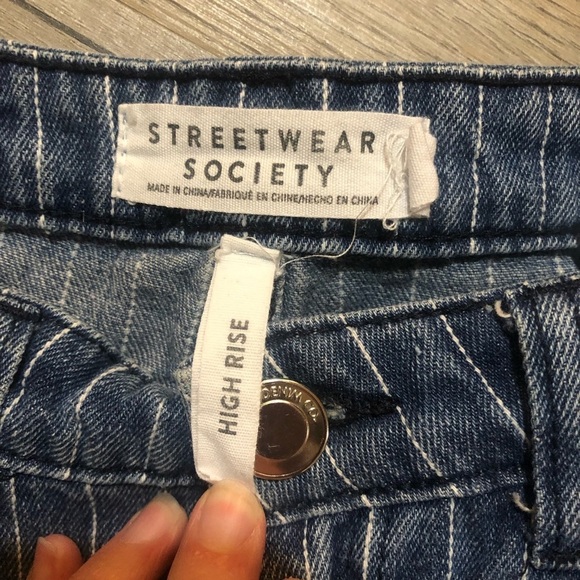 🔥SALE- Any 4/$20    Pinstripe Denim Short​ - Picture 3 of 4